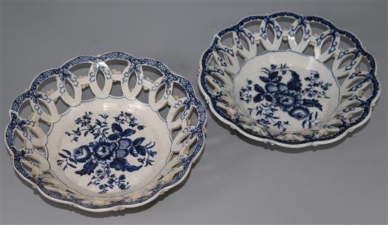 A pair of blue and white dishes